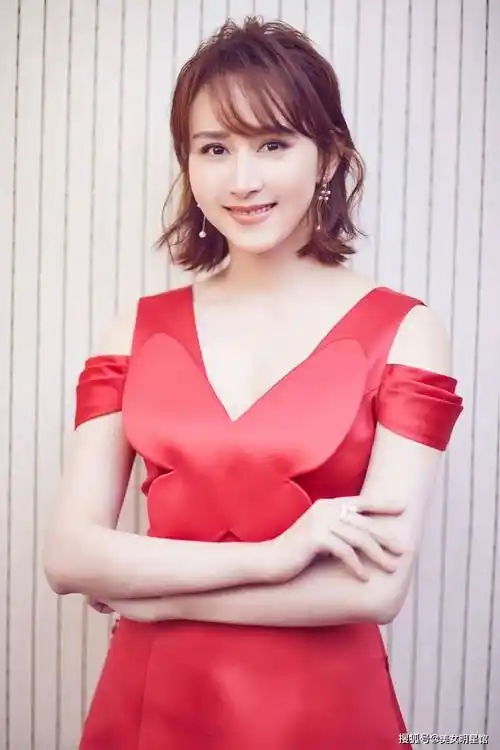 身材真"有料"!45岁胡静长得真漂亮,女人味十足!_音乐_才华_女神