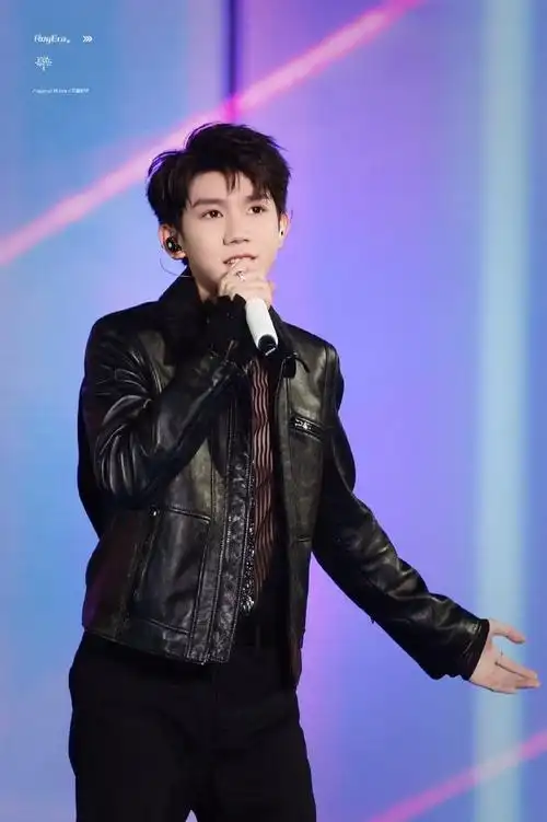 王源出席qq音乐巅峰盛典