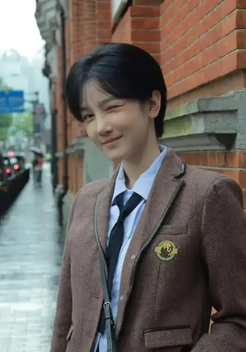 陈小纭再整下去,鼻子就要突破屏幕了,还是旧时短发造型清纯可爱