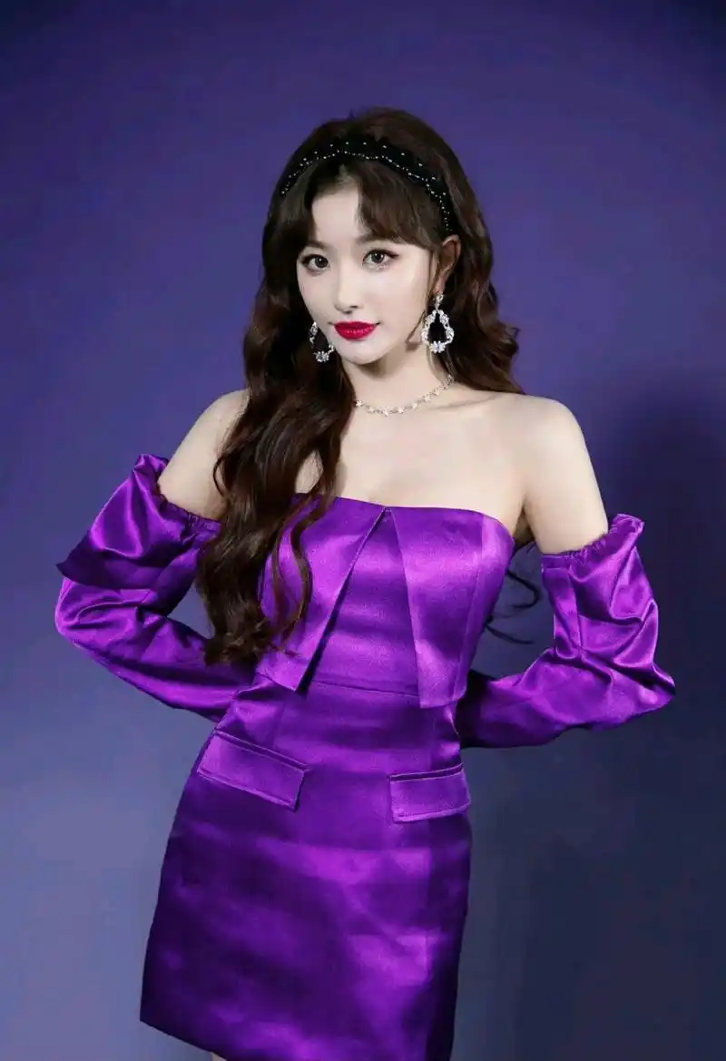 孔雪儿紫色抹胸礼服造型#一眼沦陷# #明星出圈的穿搭# #惊艳瞬间
