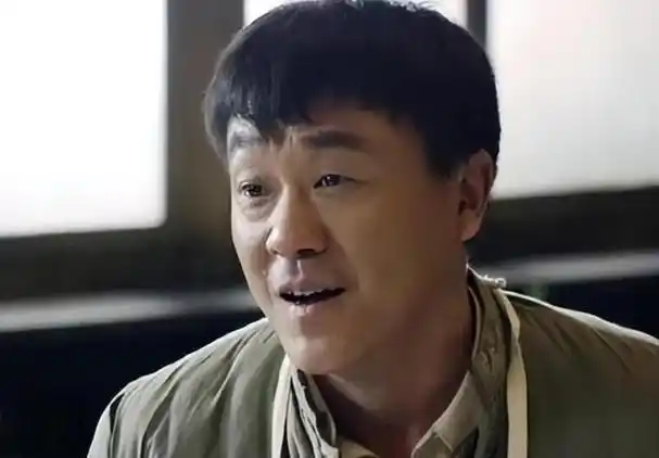 演员何冰:为何结婚几十年0绯闻?看看妻子是谁就知道了