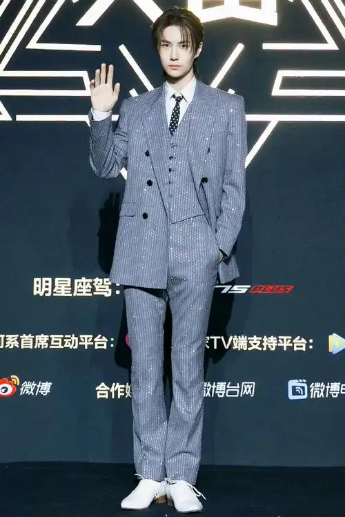 更直观的感受一下王一博的身材比例#王一博