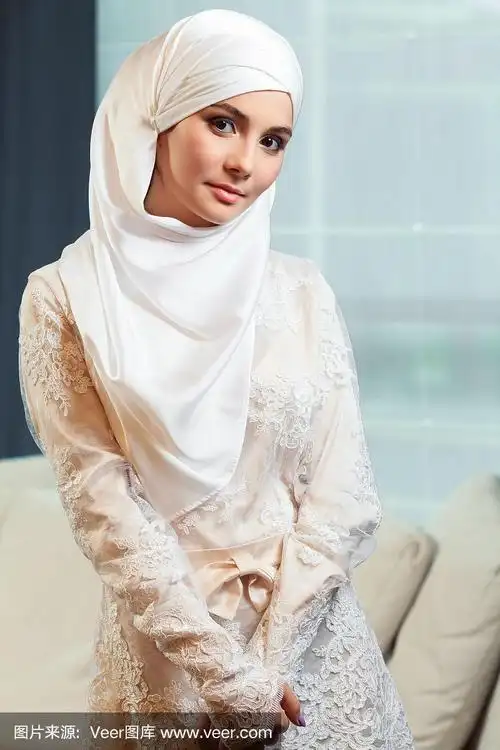 穿着白色婚纱的美丽穆斯林女人