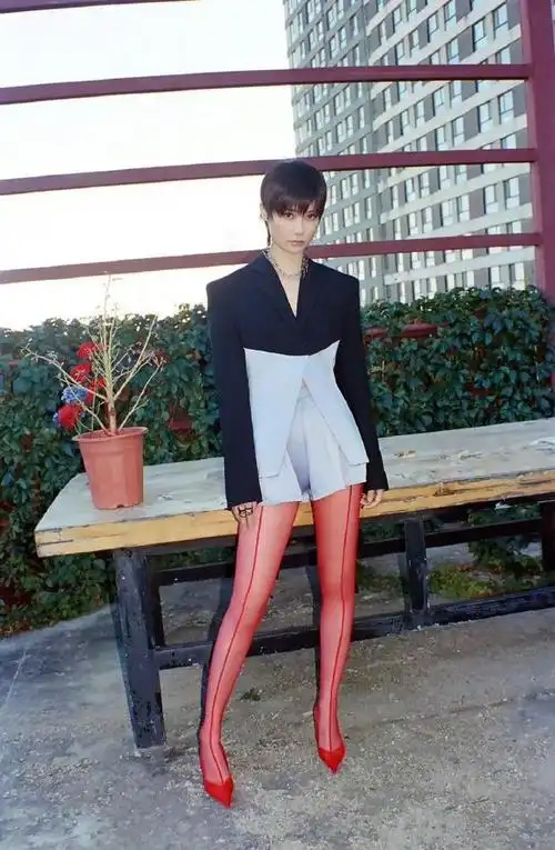 李宇春175身材不输超模,黑丝袜秀出大长腿,气场老好了!