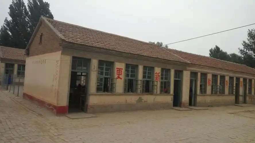 回首望去曾经的田庄小学,两排破旧校舍风雨飘摇的样子还历历在目.