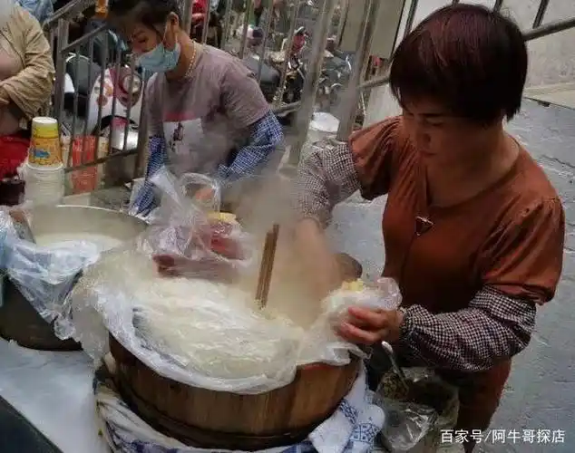 一个小推车,车上两个锅,一锅糯米饭,一锅热豆浆,让很多人找到了小时候