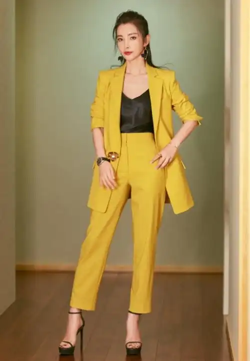 被45岁的李冰冰征服了,穿黄色西装干练帅气,国际女神范十足!