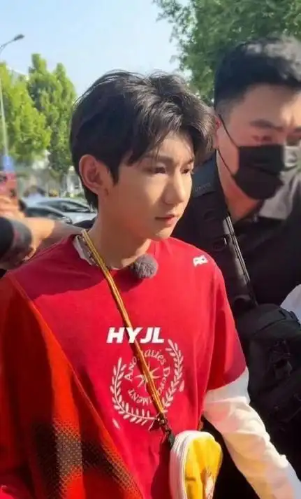 长得玉树临风,却输在"个子矮"上,这5位男星的外形反差太大了