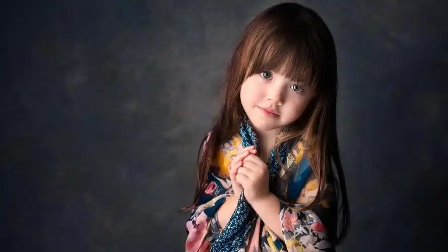 微笑的小女孩壁纸