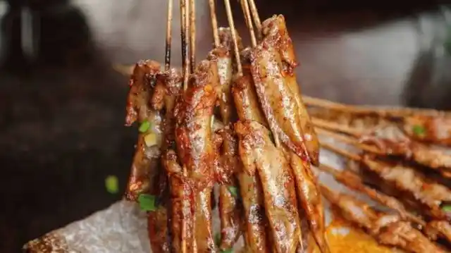 烤鸡尖:一口咬下去是满满的惊喜,肉质滑嫩,骨头都是酥的,好吃到连骨头