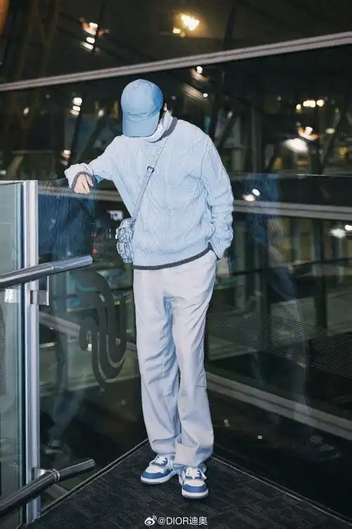 大使王俊凯#@tfboys-王俊凯身着迪奥二零二四春季男装系列亮相机场