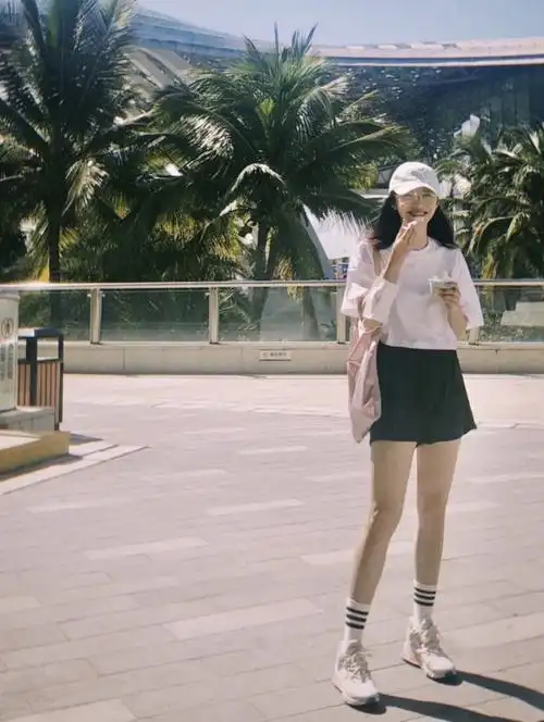 姚晨状态好,晒全身美照穿短裤秀长腿,手捧冰淇淋真"吃货女神"