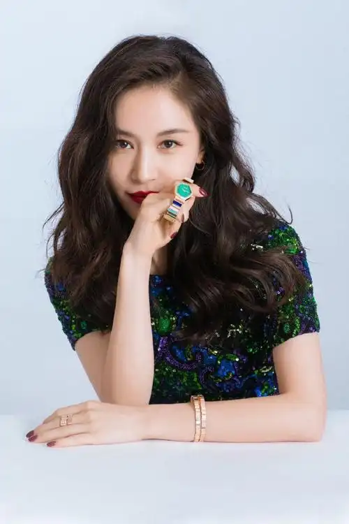 王子文卷发红唇