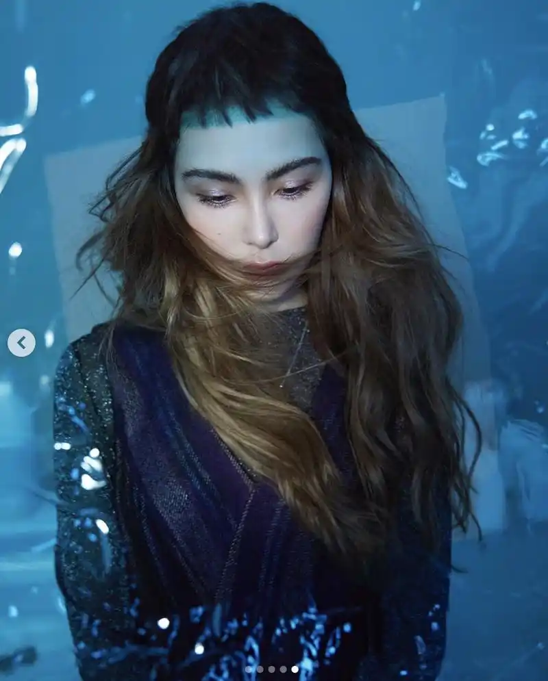 今天昆凌在ins晒出一组美照,其中几张昆凌戴上假发片,尝试短刘海造型