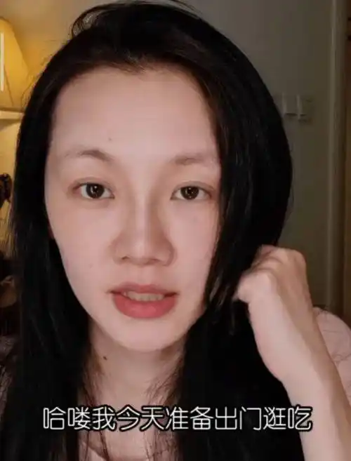 郑恺夫妇甜蜜约会,苗苗高温天穿长袖长裤,素颜憔悴瘦到双颊凹陷_照片