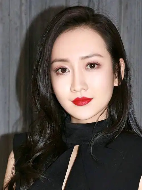 王鸥英气逼人的颜值太可了08五官分析