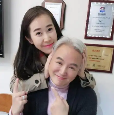 张庭老公白发满头心不老,和女下属嘟嘴抱抱好甜蜜,尺度不能忍