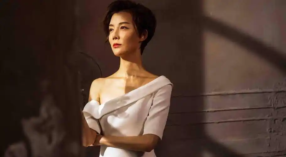 鲜花插牛粪的6位明星,个个长得貌美如花,男子却一个比一个磕碜_小高_