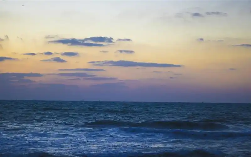 一键举报 上一张 下一张 简介 绝美的天空晚霞,城市建筑风景图片