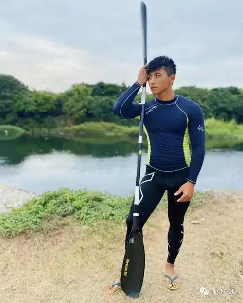 21岁腹肌体育生穿紧身衣爆红轻艇运动小狼狗网友们喜欢吗