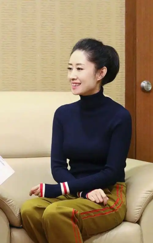 刘敏涛女儿进圈才13岁强扮成熟脸却稚嫩五官平没妈妈一半高级