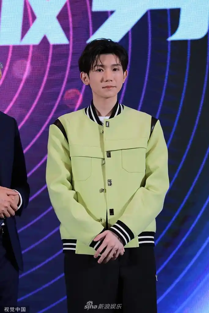 组图:王源浅绿色棒球服少年感满满 梳个性小辫儿笑容爽朗