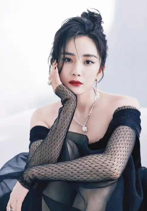 杨幂写真一袭黑纱星空裙宛若性感的黑天鹅优雅酷飒