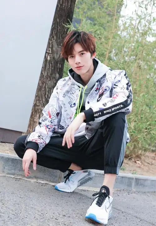 邓超元运动休闲装帅气街拍写真39