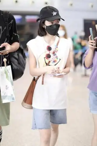 张雪迎穿无袖白t搭短裤秀美腿 肌肤雪白化身元气少女