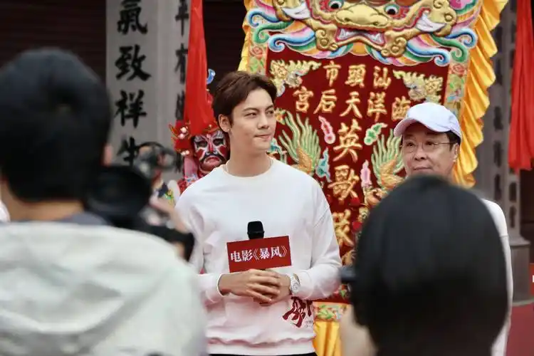 视频| 电影《暴风》潮语版今日汕头首发,陈伟霆难忘牛肉火锅和粿条