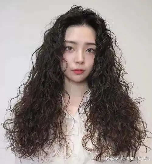 还有比较常见的羊毛卷烫全头烫,都是一种非常不错又容易驾驭的中长发