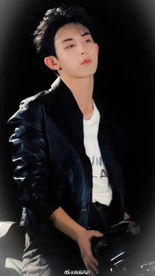 郭俊辰的写真每一张都散发着他与机车的迷人魅力