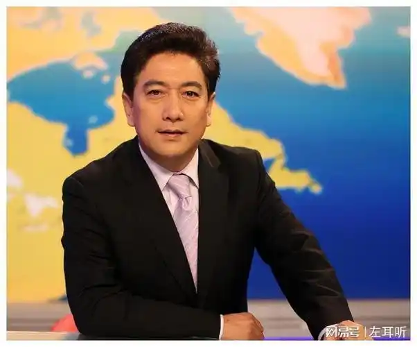 水均益,既是一名著名的央视主持人,也是一位战地记者,其职业生涯充满