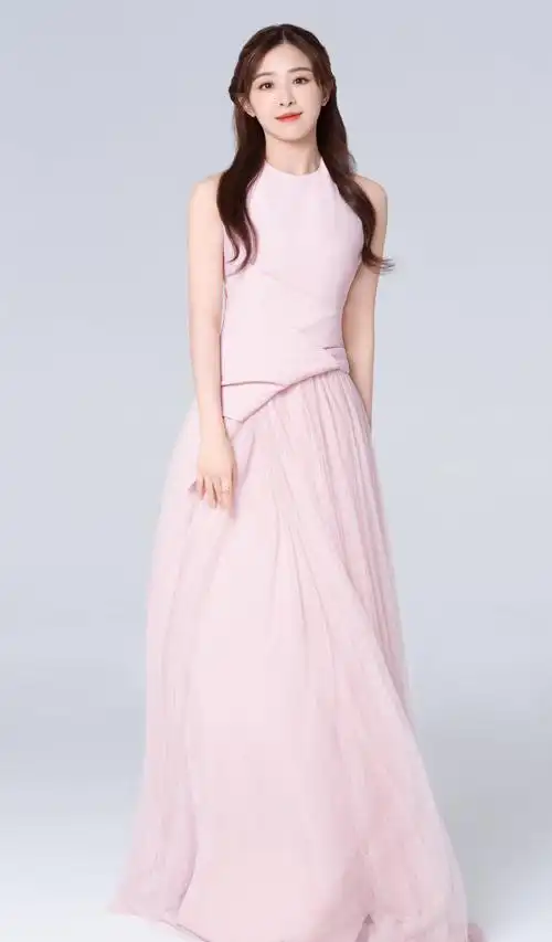 张含韵消失几年清纯不再裙子直接开叉到腰还好穿了保险裤