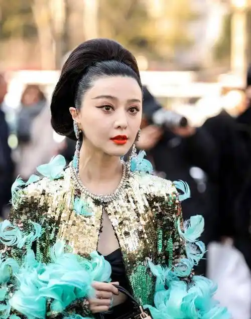 范冰冰巴黎第三站新造型绝美!金色长袍点缀绿羽毛,外媒生图都绝