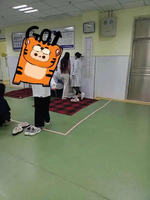 我刚刚体检回来,是要脱衣服和裤子,然后十二个人一起跳跳,做下"操".