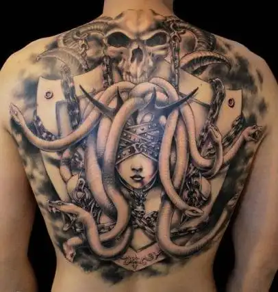 后背时尚超酷的美杜莎纹身图案