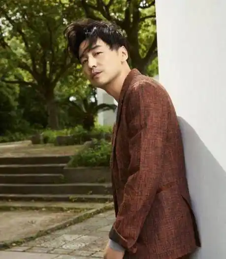 "雷佳音称年轻时像鹿晗,以为开玩笑,看到旧照后愣住了_样子_表演_照片