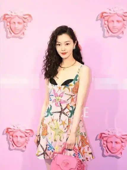 宋轶以卷发造型亮相,搭配粉色港风超短裙,差点还以为她整容了_时尚