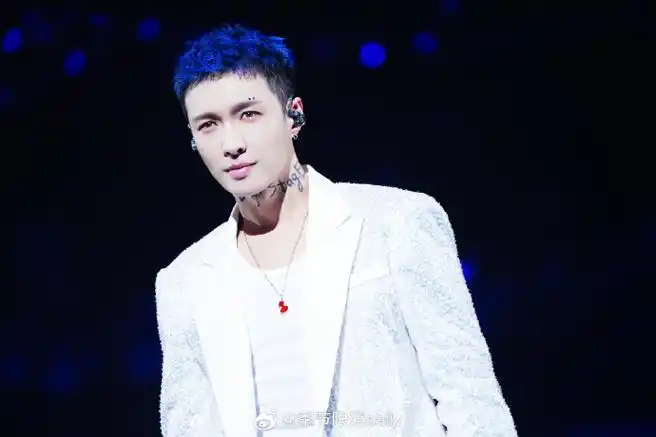 是谁的快乐来了95蓝色碎盖发型好帅!期待上了#张艺兴巡演上海官宣