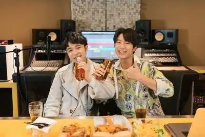 吴青峰甜勾手臂餵食汽水.下秒夺吻「直接喇舌」韦礼安吓瘫了■!