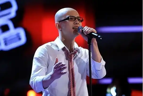 2012年,平安登上《中国好声音》舞台,深情演绎《我爱你中国》,干