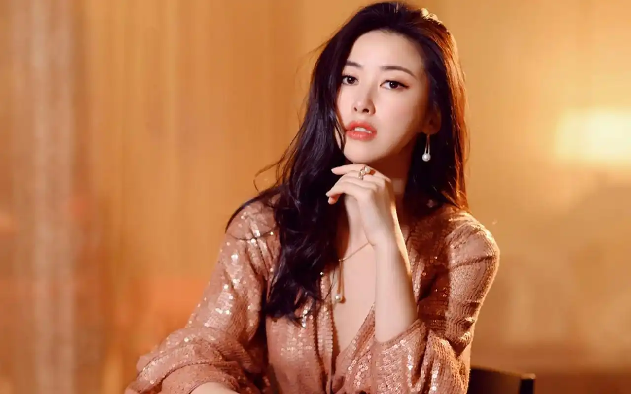 朱珠:从演员到妈妈,破圈的不止美!和富商老爸合照光彩夺目!