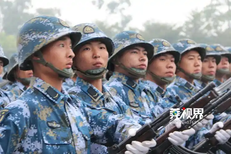 【莞视界】沙角部队2015新兵毕业典礼 数千名战士雨中参加阅兵式_东莞