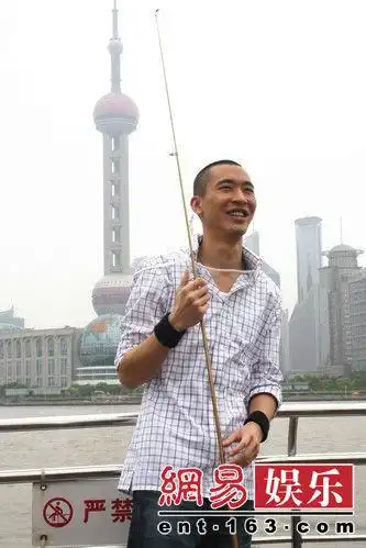 黄立行内地发片享艳福拥两美女入怀