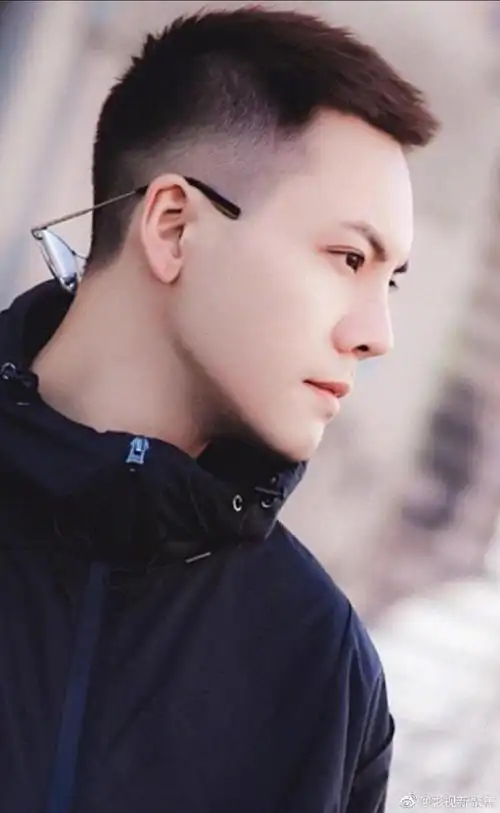 偶像寸头杀#陈伟霆痞帅寸头杀霸气而富有雄性荷尔蒙,是陈伟霆本 !!