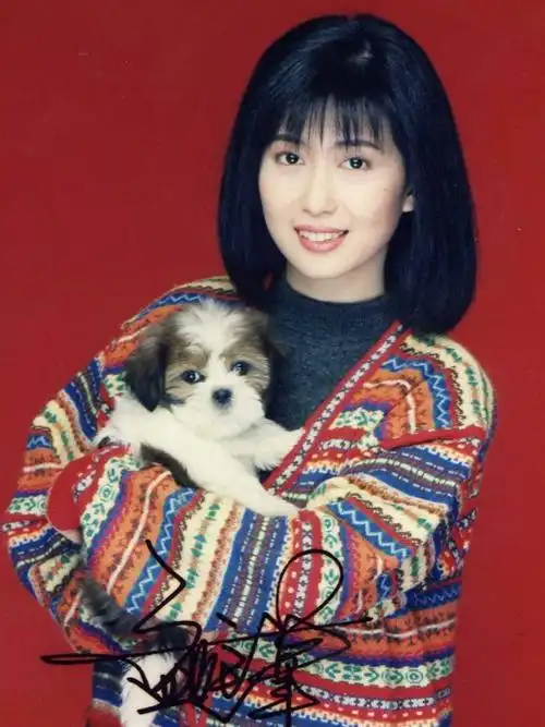 51岁歌手孟庭苇罕露面笑容甜美露出小龅牙戴粉花耳环有少女感