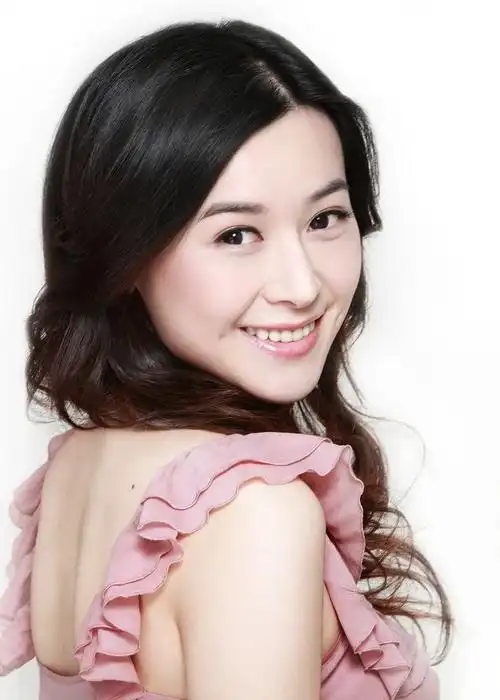 甄锡出生于1985年7月4日,曾是柳州.