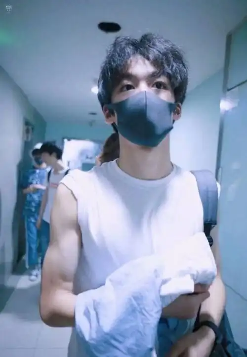 何洛洛肌肉猛男