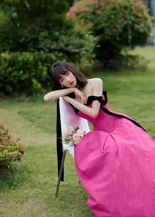 宋茜多巴胺抹胸裙##宋茜的腰臀曲线